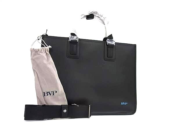 商品情報 ブランド名 BVP 状態ランク SAランク(新品同様) ライン カラーブラック系 素材 レザー サイズ(cm) W 約38.5cm　H 約29cm　D 約7cm サイズ(inch) ポケット中 ポケット×5　中 ファスナーポケット×1 付属品画像内にあるものが全てになります シリアル及び刻印 状態擦れ小　汚れ小 □□□　状態ランクについて　□□□ 【N】　新品 【S】　未使用品（展示品など） 【A】　傷汚れが少なく状態の良い商品 【B】　程よい使用感や多少の傷、汚れはあるが程度良好の商品 【C】　使用感の他、目立つ傷や汚れが見れる商品 【D】　かなり大きな痛みがある難あり商品 ※記載させていただきました状態説明・ランクは、あくまで弊社基準にて判断したものとなります。 その為、個人差による主観の差が生じる場合も御座いますので、あらかじめご了承頂いた上で、ご検討下さいませ。 pleasure（株式会社peace）が販売しています。 出品中の商品につきましては全て正規品(本物）でございます。 （古物許可証第305521507463東京都公安委員会）