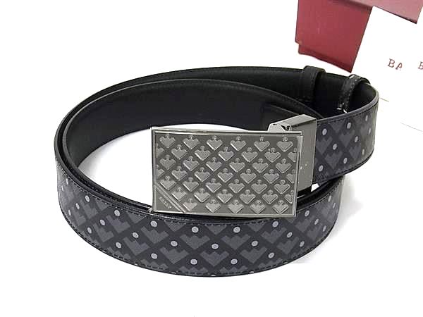 商品情報 ブランド名 BALLY バリー 状態ランク Sランク(未使用品) ライン カラーブラック系×グレー系 素材 レザー サイズ(cm) 表記サイズ:110/44全長:約126.5cm　ウエスト:約106.5cm〜約116.5cm(調節可能、ベルト穴×5)　ベルト幅:約3.3cm サイズ(inch) ポケット 付属品画像内にあるものが全てになります シリアル及び刻印 状態擦れ小 □□□　状態ランクについて　□□□ 【N】　新品 【S】　未使用品（展示品など） 【A】　傷汚れが少なく状態の良い商品 【B】　程よい使用感や多少の傷、汚れはあるが程度良好の商品 【C】　使用感の他、目立つ傷や汚れが見れる商品 【D】　かなり大きな痛みがある難あり商品 ※記載させていただきました状態説明・ランクは、あくまで弊社基準にて判断したものとなります。 その為、個人差による主観の差が生じる場合も御座いますので、あらかじめご了承頂いた上で、ご検討下さいませ。 pleasure（株式会社peace）が販売しています。 出品中の商品につきましては全て正規品(本物）でございます。 （古物許可証第305521507463東京都公安委員会）