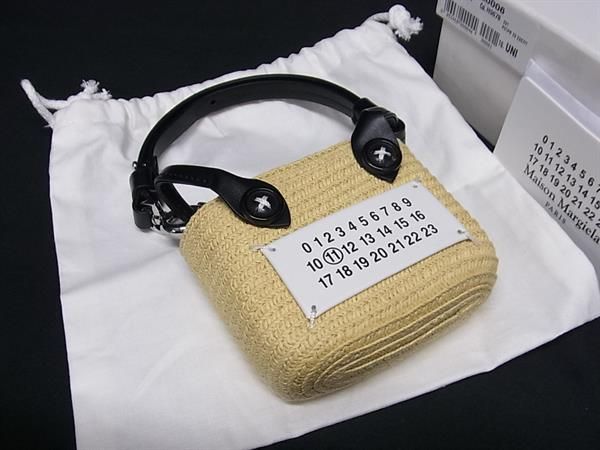 商品情報 ブランド名 Maison Margiela メゾン マルジェラ 状態ランク Sランク(未使用品) ライン カラーベージュ系×ブラック系 素材 セルロース×レザー サイズ(cm) W 約9cm　H 約7cm　D 約3.5cm サイズ(inch) ポケット 付属品画像内にあるものが全てになります シリアル及び刻印 状態擦れ小 □□□　状態ランクについて　□□□ 【N】　新品 【S】　未使用品（展示品など） 【A】　傷汚れが少なく状態の良い商品 【B】　程よい使用感や多少の傷、汚れはあるが程度良好の商品 【C】　使用感の他、目立つ傷や汚れが見れる商品 【D】　かなり大きな痛みがある難あり商品 ※記載させていただきました状態説明・ランクは、あくまで弊社基準にて判断したものとなります。 その為、個人差による主観の差が生じる場合も御座いますので、あらかじめご了承頂いた上で、ご検討下さいませ。 pleasure（株式会社peace）が販売しています。 出品中の商品につきましては全て正規品(本物）でございます。 （古物許可証第305521507463東京都公安委員会）