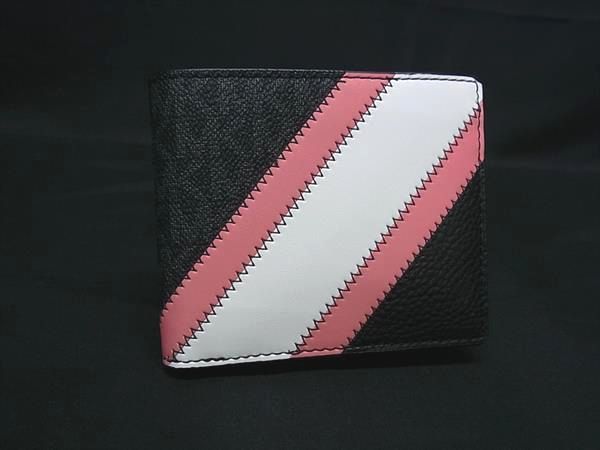 商品情報 ブランド名 MICHAEL KORS マイケルコース 状態ランク Sランク(展示品) ライン カラーブラック系×ピンク系 素材 PVC×レザー サイズ(cm) W 約11.5cm　H 約9.5cm　D 約2.5cm サイズ(inch) ポケット中 ポケット×1　札入れ×2　小銭入れ×1　カード入れ×4 付属品画像内にあるものが全てになります シリアル及び刻印 状態擦れ小 □□□　状態ランクについて　□□□ 【N】　新品 【S】　未使用品（展示品など） 【A】　傷汚れが少なく状態の良い商品 【B】　程よい使用感や多少の傷、汚れはあるが程度良好の商品 【C】　使用感の他、目立つ傷や汚れが見れる商品 【D】　かなり大きな痛みがある難あり商品 ※記載させていただきました状態説明・ランクは、あくまで弊社基準にて判断したものとなります。 その為、個人差による主観の差が生じる場合も御座いますので、あらかじめご了承頂いた上で、ご検討下さいませ。 pleasure（株式会社peace）が販売しています。 出品中の商品につきましては全て正規品(本物）でございます。 （古物許可証第305521507463東京都公安委員会）