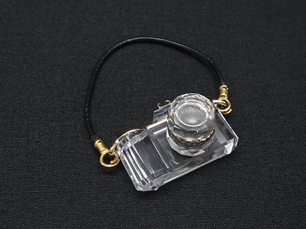 商品情報 ブランド名 SWAROVSKI スワロフスキー 状態ランク ABランク(美品) ライン カラーゴールド系×クリア 素材 サイズ(cm) W 約3cm　H 約1.6cm サイズ(inch) W 約1.18inch　H 約0.63inch ポケット 付属品画像内にあるものが全てになります シリアル及び刻印 状態使用感　擦れ小　小傷くすみ小 □□□　状態ランクについて　□□□ 【N】　新品 【S】　未使用品（展示品など） 【A】　傷汚れが少なく状態の良い商品 【B】　程よい使用感や多少の傷、汚れはあるが程度良好の商品 【C】　使用感の他、目立つ傷や汚れが見れる商品 【D】　かなり大きな痛みがある難あり商品 ※記載させていただきました状態説明・ランクは、あくまで弊社基準にて判断したものとなります。 その為、個人差による主観の差が生じる場合も御座いますので、あらかじめご了承頂いた上で、ご検討下さいませ。 pleasure（株式会社peace）が販売しています。 出品中の商品につきましては全て正規品(本物）でございます。 （古物許可証第305521507463東京都公安委員会）