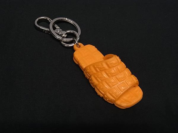 ■新品同様■ FENDI フェンディ ズッカ柄 ラバー サンダル モチーフ キーホルダー キーリング オレンジ系×シルバー系 BN7914