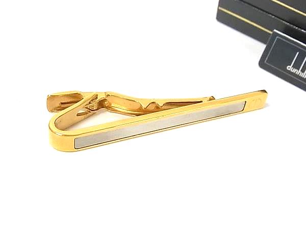 商品情報 ブランド名 dunhill ダンヒル 状態ランク Aランク(美品) ライン カラーゴールド系 素材 サイズ(cm) 全長:約5.8cm サイズ(inch) 全長:約2.28inch ポケット 付属品画像内にあるものが全てになります シリアル及び刻印 状態使用感小　擦れ小　小傷 □□□　状態ランクについて　□□□ 【N】　新品 【S】　未使用品（展示品など） 【A】　傷汚れが少なく状態の良い商品 【B】　程よい使用感や多少の傷、汚れはあるが程度良好の商品 【C】　使用感の他、目立つ傷や汚れが見れる商品 【D】　かなり大きな痛みがある難あり商品 ※記載させていただきました状態説明・ランクは、あくまで弊社基準にて判断したものとなります。 その為、個人差による主観の差が生じる場合も御座いますので、あらかじめご了承頂いた上で、ご検討下さいませ。 pleasure（株式会社peace）が販売しています。 出品中の商品につきましては全て正規品(本物）でございます。 （古物許可証第305521507463東京都公安委員会）