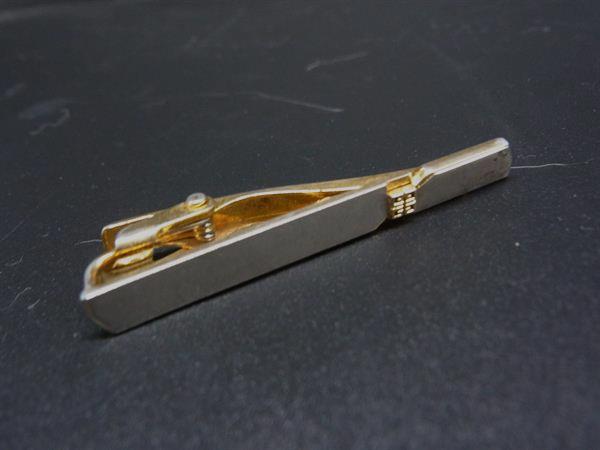 商品情報 ブランド名 GIVENCHY ジバンシィ 状態ランク ABランク ライン カラーゴールド系×シルバー系 素材 サイズ(cm) 全長:約5.1cm サイズ(inch) 全長:約2.01inch ポケット 付属品画像内にあるものが全てになります シリアル及び刻印 状態使用感　汚れ　小傷　くすみ □□□　状態ランクについて　□□□ 【N】　新品 【S】　未使用品（展示品など） 【A】　傷汚れが少なく状態の良い商品 【B】　程よい使用感や多少の傷、汚れはあるが程度良好の商品 【C】　使用感の他、目立つ傷や汚れが見れる商品 【D】　かなり大きな痛みがある難あり商品 ※記載させていただきました状態説明・ランクは、あくまで弊社基準にて判断したものとなります。 その為、個人差による主観の差が生じる場合も御座いますので、あらかじめご了承頂いた上で、ご検討下さいませ。 pleasure（株式会社peace）が販売しています。 出品中の商品につきましては全て正規品(本物）でございます。 （古物許可証第305521507463東京都公安委員会）