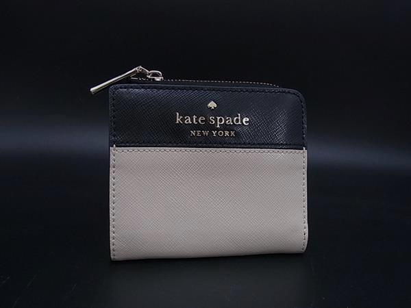 商品情報 ブランド名 kate spade ケイトスペード 状態ランク Aランク(美品) ライン カラーブラック系×グレージュ系 素材 レザー サイズ(cm) W 約11cm　H 約10.5cm　D 約2cm サイズ(inch) W 約4.33inch　H 約4.13inch　D 約0.79inch ポケット中 ポケット×3　札入れ×1　小銭入れ×1　カード入れ×5 付属品画像内にあるものが全てになります シリアル及び刻印 状態使用感小　擦れ小　汚れ小　金具小傷　金具くすみ □□□　状態ランクについて　□□□ 【N】　新品 【S】　未使用品（展示品など） 【A】　傷汚れが少なく状態の良い商品 【B】　程よい使用感や多少の傷、汚れはあるが程度良好の商品 【C】　使用感の他、目立つ傷や汚れが見れる商品 【D】　かなり大きな痛みがある難あり商品 ※記載させていただきました状態説明・ランクは、あくまで弊社基準にて判断したものとなります。 その為、個人差による主観の差が生じる場合も御座いますので、あらかじめご了承頂いた上で、ご検討下さいませ。 pleasure（株式会社peace）が販売しています。 出品中の商品につきましては全て正規品(本物）でございます。 （古物許可証第305521507463東京都公安委員会）