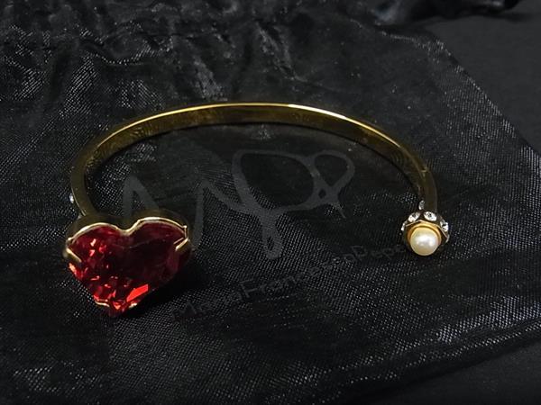 商品情報 ブランド名 Maria Francesca Pepe マリアフランチェスカペペ 状態ランク Aランク(美品) ライン カラーゴールド系×レッド系 素材 サイズ(cm) 実寸:内周 約14.7cm　幅 約0.4cm サイズ(inch) ポケット 付属品画像内にあるものが全てになります シリアル及び刻印 状態使用感小　擦れ小　小傷 □□□　状態ランクについて　□□□ 【N】　新品 【S】　未使用品（展示品など） 【A】　傷汚れが少なく状態の良い商品 【B】　程よい使用感や多少の傷、汚れはあるが程度良好の商品 【C】　使用感の他、目立つ傷や汚れが見れる商品 【D】　かなり大きな痛みがある難あり商品 ※記載させていただきました状態説明・ランクは、あくまで弊社基準にて判断したものとなります。 その為、個人差による主観の差が生じる場合も御座いますので、あらかじめご了承頂いた上で、ご検討下さいませ。 pleasure（株式会社peace）が販売しています。 出品中の商品につきましては全て正規品(本物）でございます。 （古物許可証第305521507463東京都公安委員会）