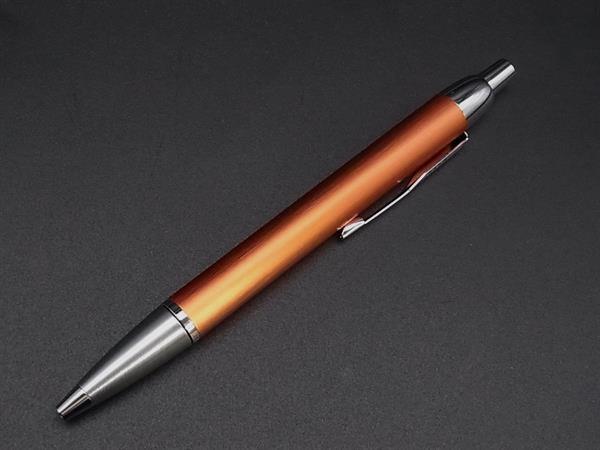 商品情報 ブランド名 PARKER パーカー 状態ランク Aランク(極美品) ライン カラーオレンジ系×シルバー系 素材 サイズ 全長:約13.5cm ポケット 付属品画像内にあるものが全てになります シリアル及び刻印 状態使用感小　擦れ小筆記確認済み　現状渡し □□□　状態ランクについて　□□□ 【N】　新品 【S】　未使用品（展示品など） 【A】　傷汚れが少なく状態の良い商品 【B】　程よい使用感や多少の傷、汚れはあるが程度良好の商品 【C】　使用感の他、目立つ傷や汚れが見れる商品 【D】　かなり大きな痛みがある難あり商品 ※記載させていただきました状態説明・ランクは、あくまで弊社基準にて判断したものとなります。 その為、個人差による主観の差が生じる場合も御座いますので、あらかじめご了承頂いた上で、ご検討下さいませ。 pleasure（株式会社peace）が販売しています。 出品中の商品につきましては全て正規品(本物）でございます。 （古物許可証第305521507463東京都公安委員会）