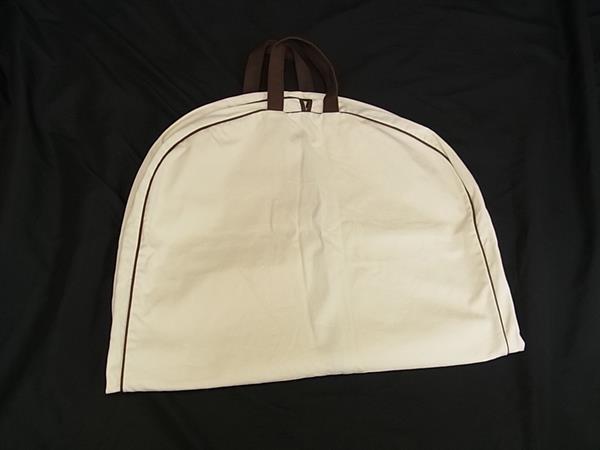 商品情報 ブランド名 HERMES エルメス 状態ランク Aランク(美品) ライン カラーアイボリー系×ブラウン系 素材 キャンバス サイズ(cm) W 約61cm　H 約106cm(折畳み時 約54cm)　D 約7.5cm サイズ(inch) ポケット 付属品画像内にあるものが全てになります シリアル及び刻印 状態使用感小　擦れ小　汚れ小 □□□　状態ランクについて　□□□ 【N】　新品 【S】　未使用品（展示品など） 【A】　傷汚れが少なく状態の良い商品 【B】　程よい使用感や多少の傷、汚れはあるが程度良好の商品 【C】　使用感の他、目立つ傷や汚れが見れる商品 【D】　かなり大きな痛みがある難あり商品 ※記載させていただきました状態説明・ランクは、あくまで弊社基準にて判断したものとなります。 その為、個人差による主観の差が生じる場合も御座いますので、あらかじめご了承頂いた上で、ご検討下さいませ。 pleasure（株式会社peace）が販売しています。 出品中の商品につきましては全て正規品(本物）でございます。 （古物許可証第305521507463東京都公安委員会）