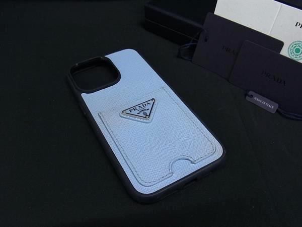 ■美品■ PRADA プラダ サフィアーノレザー iPhone15ProMax 対応 アイフォンケース スマホケース ライトブルー系×ブラック系 FK2804