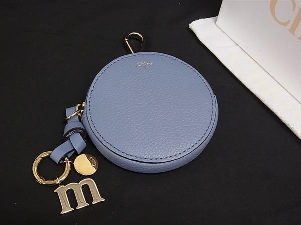 商品情報 ブランド名 Chloe クロエ 状態ランク Sランク(展示品) ライン カラーライトブルー系 素材 レザー サイズ(cm) W 約8.5cm　H 約8.5cm　D 約1.5cm サイズ(inch) ポケット 付属品画像内にあるものが全てになります シリアル及び刻印 状態擦れ小 □□□　状態ランクについて　□□□ 【N】　新品 【S】　未使用品（展示品など） 【A】　傷汚れが少なく状態の良い商品 【B】　程よい使用感や多少の傷、汚れはあるが程度良好の商品 【C】　使用感の他、目立つ傷や汚れが見れる商品 【D】　かなり大きな痛みがある難あり商品 ※記載させていただきました状態説明・ランクは、あくまで弊社基準にて判断したものとなります。 その為、個人差による主観の差が生じる場合も御座いますので、あらかじめご了承頂いた上で、ご検討下さいませ。 pleasure（株式会社peace）が販売しています。 出品中の商品につきましては全て正規品(本物）でございます。 （古物許可証第305521507463東京都公安委員会）