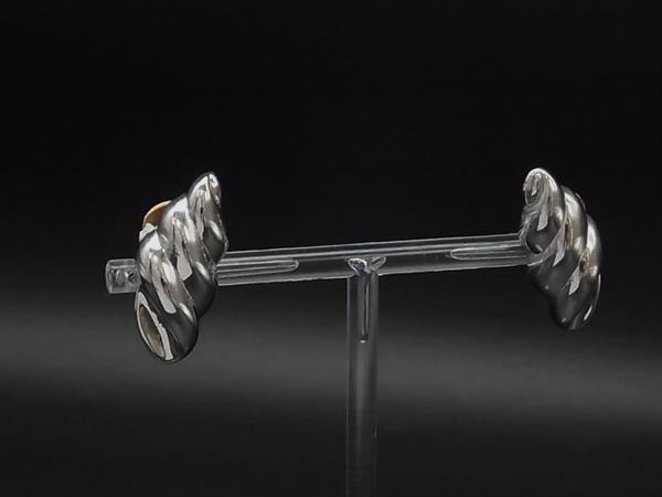 商品情報 ブランド名 NINA RICCI ニナリッチ 状態ランク Bランク ライン カラーシルバー系 素材 サイズ(cm) W 約1.3cm　H 約3.3cm サイズ(inch) W 約0.51inch　H 約1.30inch ポケット 付属品画像内にあるものが全てになります シリアル及び刻印 状態使用感　擦れ　汚れ　小傷　くすみ耳当て色変わり □□□　状態ランクについて　□□□ 【N】　新品 【S】　未使用品（展示品など） 【A】　傷汚れが少なく状態の良い商品 【B】　程よい使用感や多少の傷、汚れはあるが程度良好の商品 【C】　使用感の他、目立つ傷や汚れが見れる商品 【D】　かなり大きな痛みがある難あり商品 ※記載させていただきました状態説明・ランクは、あくまで弊社基準にて判断したものとなります。 その為、個人差による主観の差が生じる場合も御座いますので、あらかじめご了承頂いた上で、ご検討下さいませ。 pleasure（株式会社peace）が販売しています。 出品中の商品につきましては全て正規品(本物）でございます。 （古物許可証第305521507463東京都公安委員会）