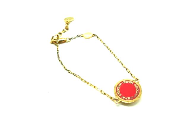 MARC BY MARC JACOBS マークバイマークジェイコブス ロゴプレート ブレスレット アクセサリー ゴールド系×レッド系 DY0903