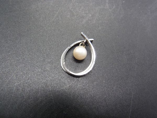 樂天商城 - ■美品■ 本真珠 パール約4mm ペンダントトップ ネックレストップ チャーム シルバー系×ホワイト系 DF1446