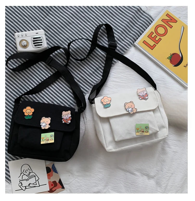 キャンバスバッグ ハンドバッグ ショルダーバッグ ミニ 鞄 かわいい 斜めがけ 黒 白 小さめ ポケット付き 韓国 レディース 女の子 軽量 シンプル バッジ付き