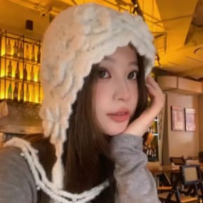 レディース ローズ モチーフ クロシェ バブーシュカ 帽子 紐付き タッセル ウール 韓国 トレンド Y2K レトロ ヴィンテージ 女の子 編み 鍵編み ハット 暖かい リボン 調節可能 白 グレー お揃い カジュアル 秋冬 原宿系 蒸れない 暖かい 耳当て 防寒 プレゼント