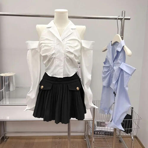乐天商城 - レディース オフショルダー シャツ ブラウス 長袖 シンプル きれいめ カジュアル ストリート系 韓国 レトロ 肩出し セクシー 露出 水色 白 トップス 女性 大人 前開き ボタン 襟付き レギュラーシャツ クロップド丈 ミニ 春秋 春服 秋服 レトロ Y2K