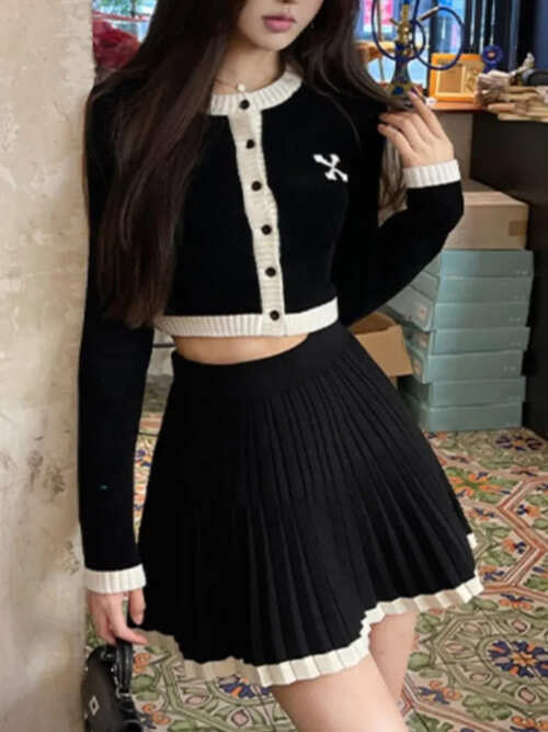 レディース 女性用 セットアップ ニット ハイウエスト ミニスカート プリーツ 長袖 秋 冬 おしゃれ かわいい 黒 上下セット モノトーン 韓国 きれいめ シック お呼ばれ シズニルック カーディガン ワンポイント 刺繍