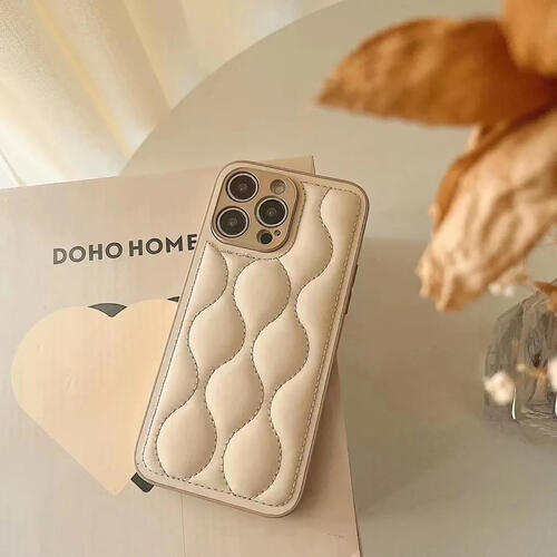 Rakuten - iPhone ケース 韓国 キルティング ホワイト カバー ベージュ 海外 シンプル かわいい 耐衝撃 厚みのある おしゃれ 白 滑りにくい レトロ 大人女子 くすみカラー きれいめ 上品 秋 もこもこ ビジネス 盛りやすい ソフト 11 12 13 14 15 16 pro max