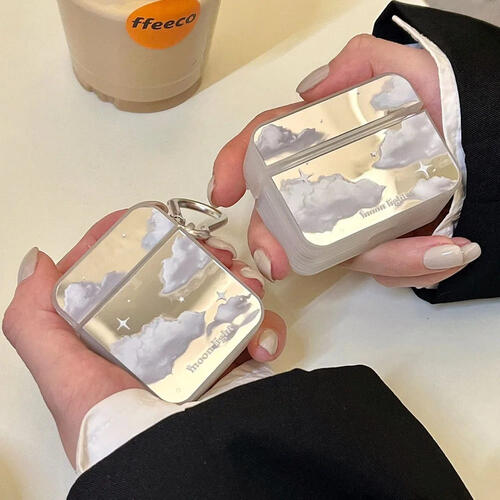 Rakuten - Airpods ケース 韓国 シルバー メタリック 四角 スクエア型 雲 キラキラ ゆめかわ pro 第二世代 第三世代 エアーポッズ かわいい おしゃれ イヤホン カバー ワイヤレス ユニセックス 平成 Y2K 耐衝撃 カラビナ付き