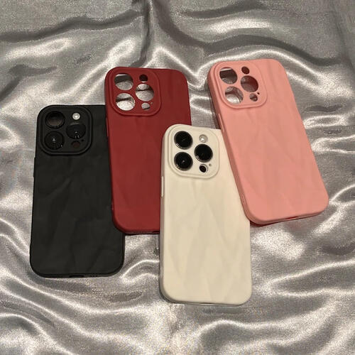 Rakuten - iPhone ケース 韓国 かわいい シンプル おしゃれ シリコン くすみカラー 黒 ピンク ブランド うねうね しわ カメラ保護 きれいめ ラグジュアリー 上品 大人 女性 カバー スマホケース 耐衝撃 なみなみ 大人可愛い XS 13 14 15 16 17 pro max