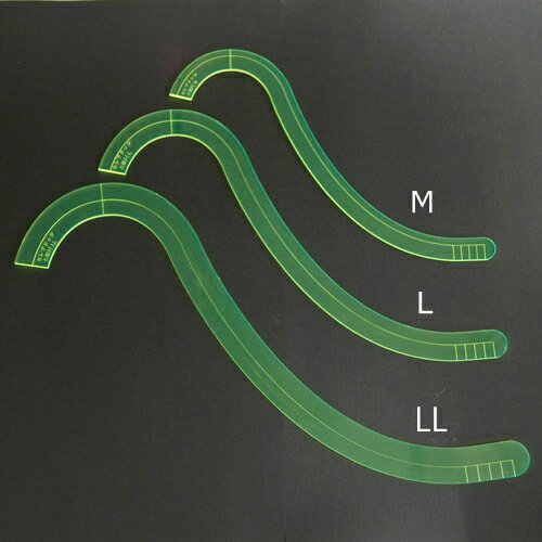 犬服型紙は小さなカーブが多いのが特徴ですが、この商品は綺麗な裾カーブラインが簡単に引ける定規です。 綺麗なラインは縫いやすいという特徴もあります。 使用方法も簡単。型紙の中心線と定規の案内線を合わせてカーブを描くだけ。 裾だけでなくフードの作図やアームホールの作図にも定規は活用が出来ます。 皆様独自で応用してご利用下さい。 3本セットはこちらです。 超小型犬〜小型犬用はこちらです。https://item.rakuten.co.jp/ytknetshop/inususo-set1/ 【サイズ】LL 30cm×22cm 【材質】アクリル 【生産】日本・東京 【色】蛍光イエロー ■傷防止のため紙を貼ったままお送りしております。お手元に到着後、全体を水に濡らし数分置きふやかすと剥がしやすくなりますのでお試しください。 ※返品、交換不可となっております。 サイズや個数等お確かめの上ご購入をお願い致します。
