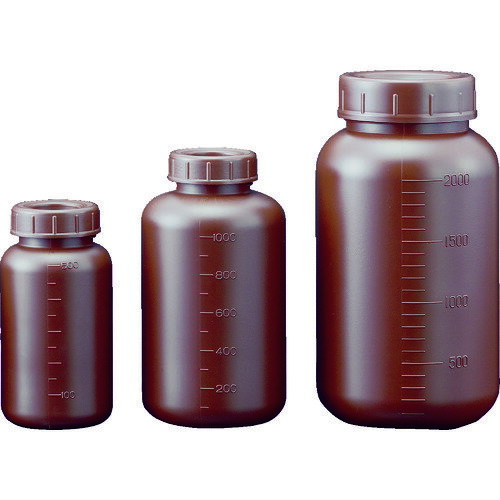 取寄せ品の為2〜3日（稼働営業日発送）【特長】●従来のポリエチレン容器に特殊技術を用いて、容器表面層にフッ素を化学結合（フッ素化処理）させた容器です。●通常のポリ瓶よりも耐薬品性とガスバリア性に優れます。【用途】●揮発性の高く、光や紫外線に影響を受け易い溶液の保管に【仕様】●容量(ml)：500●外径(mm)：78●目盛間隔(ml)：50●高さ(mm)：151●口径(mm)：43●色：茶色【材質・表面仕上】●本体・キャップ：高密度ポリエチレン（表面フッ素処理）●中栓：低密度ポリエチレン【注意事項】【サイズ】長さ：75.00X幅：76.00×高さ：76.00（単位MM)※予告無く仕様変更、廃番になることがあります。ご注文後に欠品等が判明した場合はご連絡させていただきます。