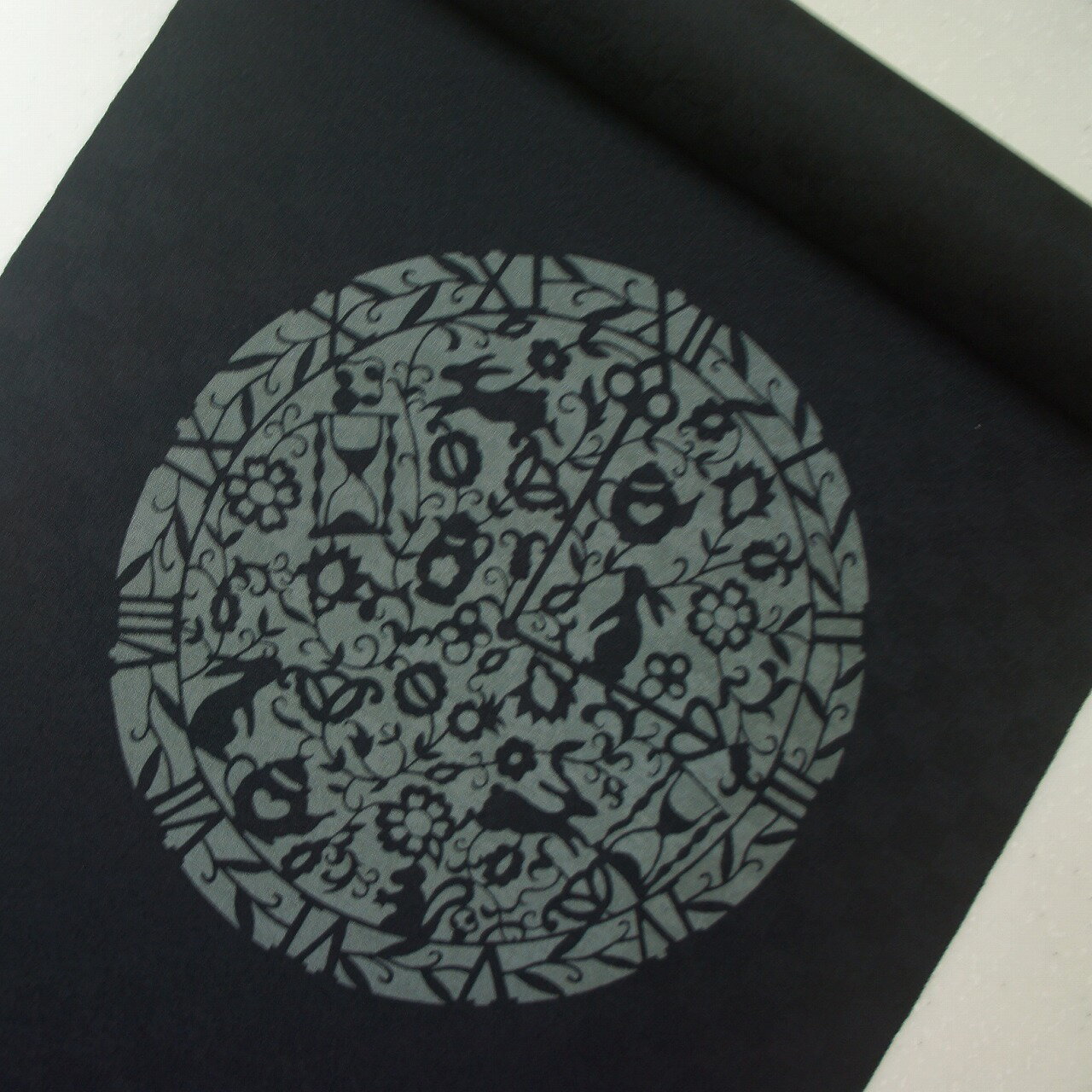 正絹紋意匠伊勢型染帯　アリスのティータイム柄　染帯 　黒地