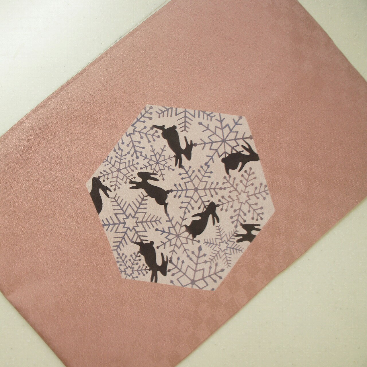 タイムセール 正絹紋意匠伊勢型染帯 お仕立て上がり品 雪ウサギ柄 染帯 薄いローズ地