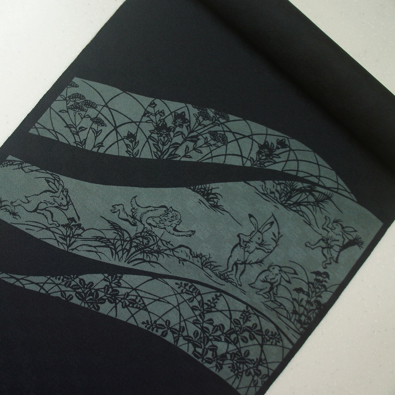 正絹紋意匠伊勢型染帯　お仕立て付き　鳥獣戯画柄　染帯 　黒地