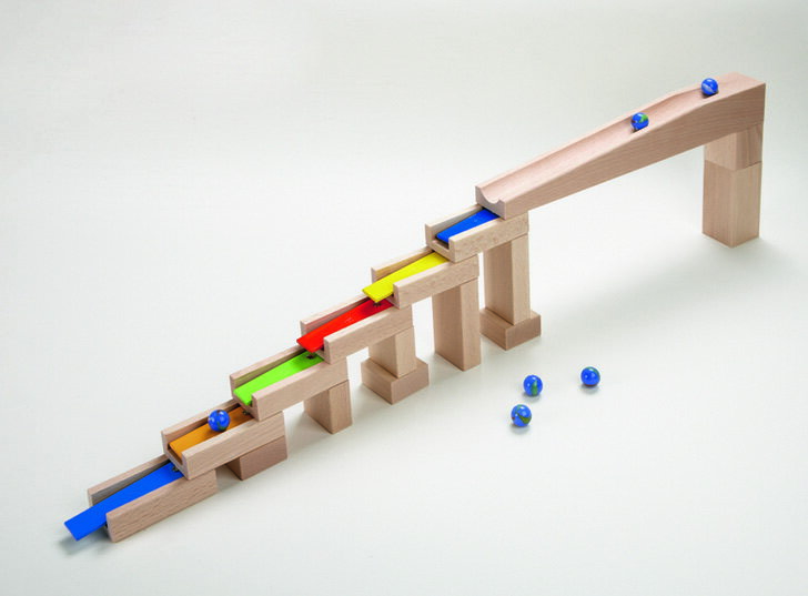 メロディーステップセット　HABA ドイツ 積木 HA3399 知育 玉転がし ビー玉転がし ＜心地よい音が響くよ☆＞ HABA社を代表する 組立てクーゲルバーンシリーズ 「メロディーステップセット」はファとシのないペンタ音階で、どんな組み合わせにしても心地よい音が響きます☆ビー玉とシロフォンの組み合わせは子ども達の創作意欲を掻き立てます。 ☆商品情報■　パーツ　　　16ヶ/玉6ヶ付■　サイズ　　　積木の基尺は4cm　ブナ■　メーカー　　HABA（ドイツ）■　対象年齢　　3歳ごろから　■　安全基準　　CE (ヨーロッパの安全基準） 1