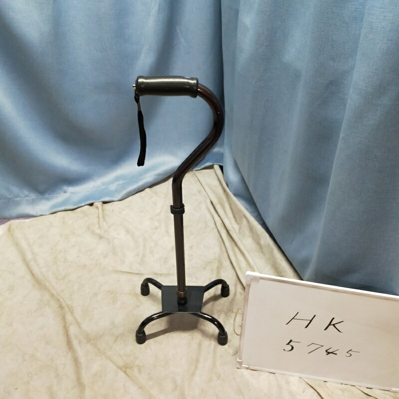 【メーカー】松永製作所【名称/型式】四点杖 CMS-40M【サイズ】全幅：19cm奥行：25cm高さ：71cm〜93.5cm【特徴】高さ10段階調整【状態】Bランク品《キズや汚れのある中古品》となります。フレームにキズ、底ゴムに欠け、金具にサビ【注意】・中古品につき、現物と写真が多少異なる場合があります。（画像は、代表画像です。）・こちらの商品の送料サイズ区分は「100サイズ」です。