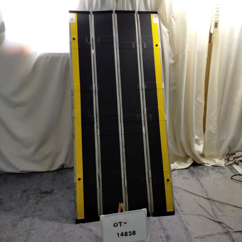 【Bランク 中古 スロープ】デクパック シニア1.65m (OT-14838)【折りたたみ 折り畳み 持ち手つき 持ち運び 移動可能 段差解消 車椅子 玄関 バリアフリー 介助 階段 介護用品 福祉用具】