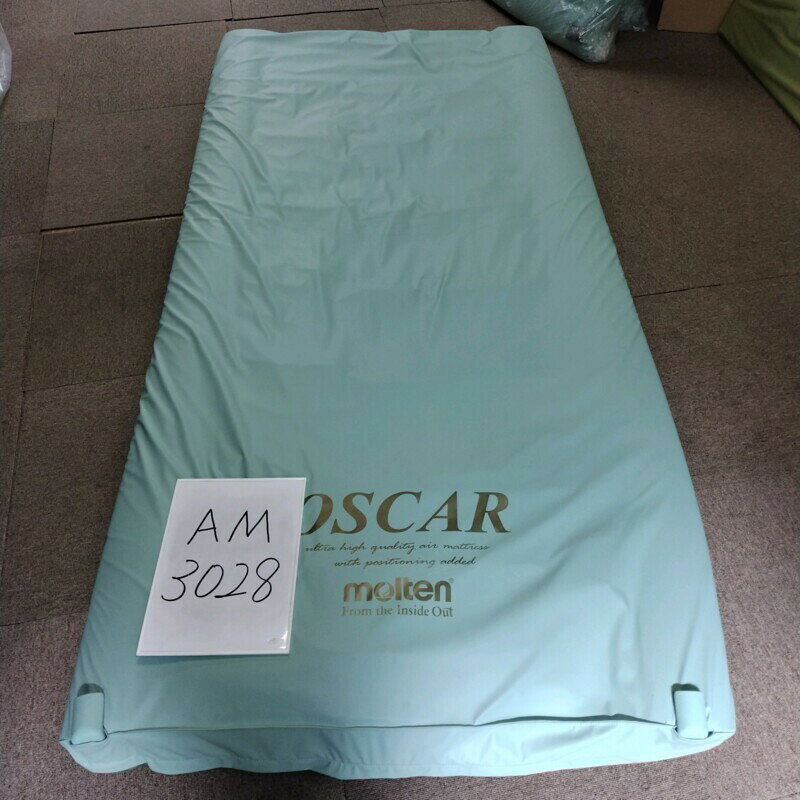 【メーカー】モルテン【名称/型式】オスカー MOSC91(ハイブリットタイプ)　【機能/特徴】体圧分散+体位変換+除湿・自動体位変換機能、指定体位変換機能付き・寝床内の蒸れ対策、冷え対策、生活動作の為の安定性など、エアマットレスの弱点を対策【サイズ】幅：91cm　長さ：193cm　厚さ：17cm【状態】弊社査定：Bランク品《キズや汚れのある中古品》シート裏に色焼け・こすれ、角に破れ、内部ウレタン色褪せ【注意】・在庫処分につき、通常の販売価格より値下げしております。・中古品につき、現物と写真が多少異なる場合があります。（画像は、代表画像です。）・こちらの商品は一体型エアマットレスとなります。・中古品のため、取扱説明書や組立工具等は付属していないものもございます。※沖縄・離島宛配送はご注文いただけません。