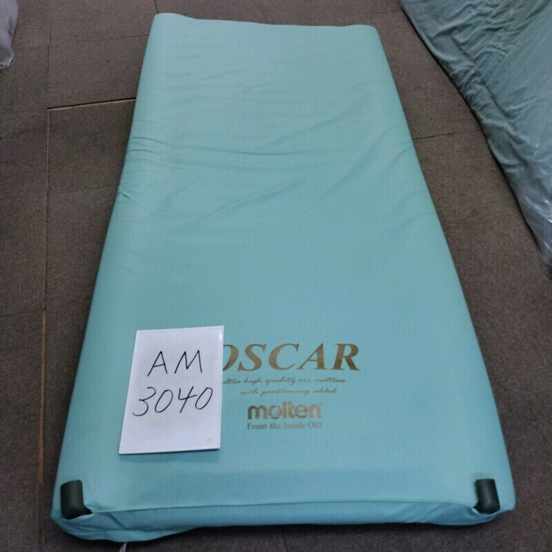 【メーカー】モルテン【名称/型式】オスカー MOSC91(ハイブリットタイプ)　【機能/特徴】体圧分散+体位変換+除湿・自動体位変換機能、指定体位変換機能付き・寝床内の蒸れ対策、冷え対策、生活動作の為の安定性など、エアマットレスの弱点を対策【サイズ】幅：91cm　長さ：193cm　厚さ：17cm【状態】弊社査定：Bランク品《キズや汚れのある中古品》スイッチフタ欠品、シート裏にキズ、裏に色焼け、角に破れ内部ウレタン色褪せ【注意】・在庫処分につき、通常の販売価格より値下げしております。・中古品につき、現物と写真が多少異なる場合があります。（画像は、代表画像です。）・こちらの商品は一体型エアマットレスとなります。・中古品のため、取扱説明書や組立工具等は付属していないものもございます。※沖縄・離島宛配送はご注文いただけません。