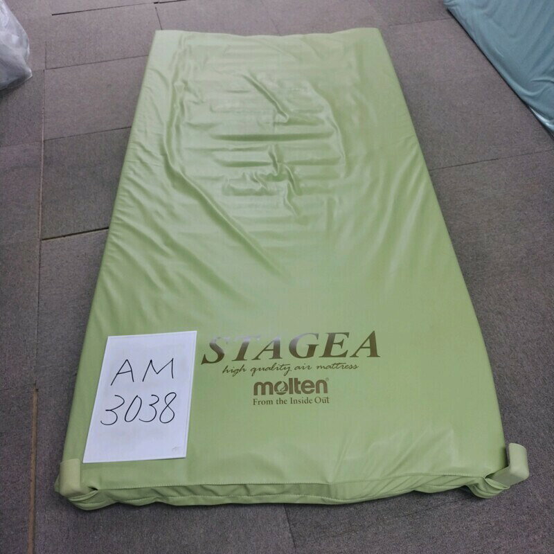 【メーカー】 モルテン【名称/型式】 ステージア　MSTA91S【機能/特徴】体圧分散●室温と同じ乾いた空気を足元側から送って寝床内の湿った空気を逃がすことで寝床内のむれを対策します。※体を冷やすための冷房機能や温度調整機能ではありません。●体重設定不要のかたさ調整機能付き（3段階：ソフト、ふつう、ハード）●圧切替型と静止型の動作切り替えが可能。【サイズ】幅：91cm　長さ：182cm　厚さ：13cm【状態】弊社査定：Bランク品《キズや汚れ、部品欠品のある中古品》シート表にキレツ・角に破れ、内部ウレタン少々色褪せ※在庫処分につき、通常の販売価格より値下げしております。※代表画像はイメージになります。【注意】・中古品につき、現物と写真が多少異なる場合があります。（画像は、代表画像です。）・こちらの商品の送料サイズ区分は「マットレスサイズ」です。※こちらの商品は一体型エアマットレスとなります。※沖縄・離島宛配送はご注文いただけません。