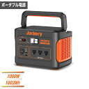 商品サイズ・仕様 品番 Jackery ポータブル電源 1000 電池タイプ リチウムイオン電池 容量 1002Wh 定格出力 1000W 重量 10.6kg AC出力 3*100V/10A ,60Hz シガーソケット 1*12V/10A USB出力 1*USB-A出力:5V/2.4A 2*USB-C出力:5V/3A,9V/2A,12V/1.5A 1*QC3.0出力:5〜6V/3A,6.5〜9V/2A,9〜12V/1.5A 充電温度 0℃~40℃ 動作温度 -10℃~40℃ サイズ（横×奥行×高さ） 332*233*243mm 入力ポート 24V-7.5A Max（12-30V対応）Jackery ポータブル電源 1000 PTB101 1000W 1002Wh 防災 防災グッズ アウトドア キャンプ 代引不可 おすすめのポイント キャンプ、災害時に2〜4日使用できる大容量。 過充電や過放電を防止することで高い安全性を実現。 炊飯器、オーブントースターなどの高出力の家電にも対応。 リチウムイオン電池を採用しており、500回充電・放電を繰り返しても80%の蓄電容量を保証。 持ち運びに便利な形状 Jackeryのポータブル電源はボックス形状を採用し、持ち運ぶためのハンドルは収納も可能なため、車載時も省スペースで場所をとりません。 ハンドルにはラバー素材が使われており、濡れた手で持っても簡単に滑らない安全な設計になっています。 ※本製品のAC出力は60Hz（固定）となりますので、接続する機器が50Hz単独表示のものは動作保証対象外となります。接続するAC機器は、60Hzまたは50/60Hzの表示があるものをご使用ください。※こちらの商品は代金引換ができません。 こちらもおすすめ 2000（当商品） 1500 1000（当商品） 708 400 240 　 　 ※商品の在庫は、弊社他の店舗でも在庫を共有しているため（直送品・取り寄せ品はメーカー在庫を共有）、在庫更新のタイミングによっては在庫切れが発生する場合がございます。その場合入荷をお待ちいただくか、誠に勝手ながらご注文をキャンセルさせていただきます。何卒ご了承くださいませ。