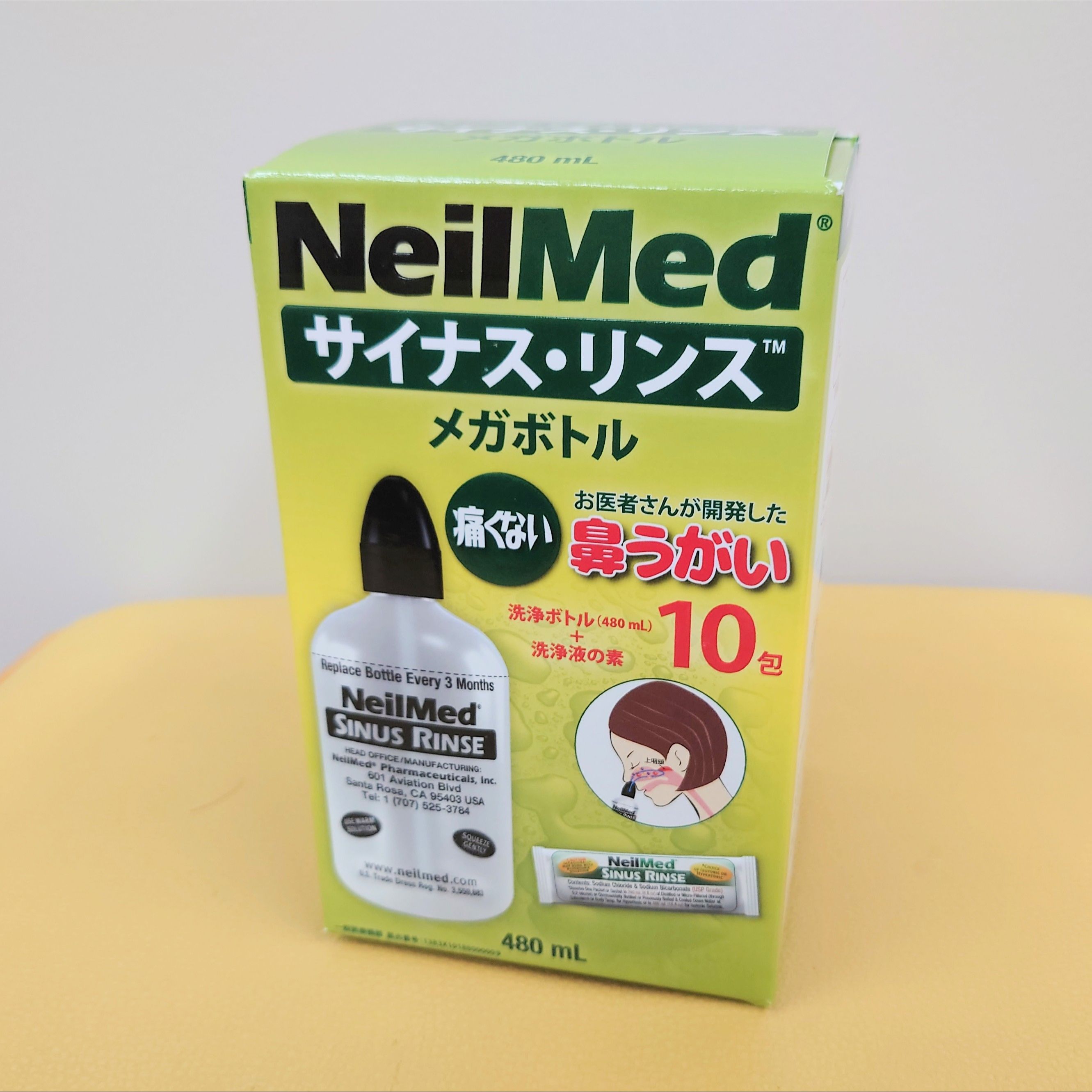 痛くない鼻うがい】サイナスリンス メガボトル〔10包入り〕小さな力で、鼻の奥まで丸洗い！のサイナスリンスから ビッグサイズの「メガボトル」登場！ なんと通常サイズの約2倍の量（480ml）で鼻の中を丸洗い！■特長 《かんたん鼻うがい》 ・使い方は簡単、専用の調合済みメガボトル専用粉末（洗浄液の素）の1包（通常粉末なら2包使用)を、480mlのお湯（36℃程度）で溶かして、かるく振れば準備OK！あとはボトルを鼻にあてるだけです。鼻の奥まで優しく丸洗い ・大容量の洗浄液で丸洗い、ラージボリューム&ロープレッシャー・システム（LVLP）の採用により、鼻の奥までしっかりと洗い流すことができます。 《ツーンとこない　痛くない》 ・サイナスリンスの洗浄液は、人の体液に近い浸透圧に調整した生理食塩水です。 鼻がツーンとしたり、しみたり、痛くなったりすることはありません。 ■使用方法 1. キャップを開ける。 2. 水道水は煮沸して体温(36℃)程度に冷ます。精製水を準備し、体温(36℃)程度に温める。(レンジ使用も可) 3. 適温になった精製水(煮沸水)480mLに、メガボトル専用粉末（洗浄液の素）の1包（通常粉末なら2包使用)を入れて完全に溶かし、洗浄液を作る。 4. キャップをボトルにしっかり取り付ける。 5. 頭を下げ、口で息をしながら、ボトルをゆっくり握り液を押し出すと、もう一方の鼻孔から洗浄液が流れ出る。 6. 残り半分程度の洗浄液を使い、もう一方の鼻孔から同じ作業をおこなう。最後に鼻をやさしくかむ。 ■洗浄方法 1. 使用後、残った洗浄液を捨て、ボトル、キャップ、チューブを流水で洗います。 2. ボトルに水を入れ、キャップをしたボトルを激しくシェイクします。 ※このとき、中に入れた水が飛び出さないよう、キャップの先端を指で押さえます。 3. ボトルを強く押し、チューブとキャップの内側を洗浄します。 　サッシェの成分(塩分)がボトル内に残らないようにしてください。 　※手のひらなどでキャップ先端をカバーし、水が飛び散らないようにします。 4. ボトルを空にして、キャップを外し、水切り用のグラス立てなどを使い、それぞれに水分が残らないように乾かします。 　汚れがひどい時は、ボトルに水を入れた後、食器用洗剤を数滴垂らし、3の手順で洗ってください。 　洗浄後は、洗剤の成分が残らないように、十分に洗い流してください。 ■使用上の注意 【重要】中耳炎にかかっている方は使用しないでください。/水道水は一旦煮沸して冷ましてご使用ください。 1.ご使用になる前にボトルに傷や不具合がないかご確認ください。 2.痛みを感じた場合は、直ちに使用を中止し、専門医の指導を受けてください。 3.鼻・耳の炎症がひどい場合は、ご使用前に専門医の指導を受けてください。 4.鼻・耳の手術後の方は主治医の指導を受けてください。 5.幼児の手の届かない場所に保管してください。 6.調合済みサッシェ（洗浄液の素）は、必ずニールメッド専用のボトル容器でご使用ください。 7.精製水、もしくは煮沸水を人肌程度の温度に調整し、ご使用ください。 8.感染する可能性がありますので、ボトル容器は他の人との共用はしないでください。 9.ボトル容器は清潔な場所で保管し、衛生のために3ヶ月に一度交換してください。 10.使用後、鼻を強くかまないでください。 11.鼻腔に残留した洗浄液が、時間が経過した後に少々流れ出てくることがあります。 ■原材料・成分 【ボトル】本体:低密度ポリエチレン/チューブ:シリコン/キャップ:ポリプロピレン 【サッシェ】96%塩化ナトリウム、4%重炭酸ナトリウム