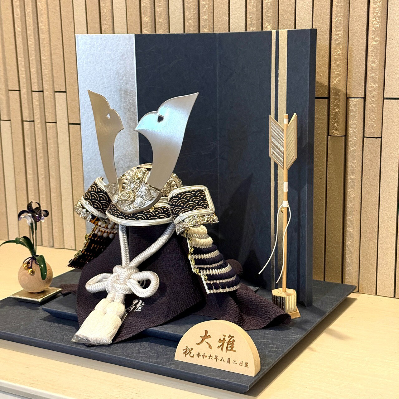 甲冑工房 悠雅の五月人形　空（そら）6号兜　-菖蒲クリアアート｜アングル2