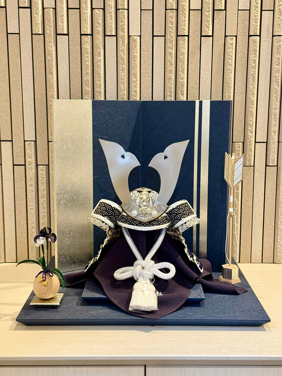 甲冑工房 悠雅の五月人形　空（そら）6号兜　-菖蒲クリアアート｜アングル3