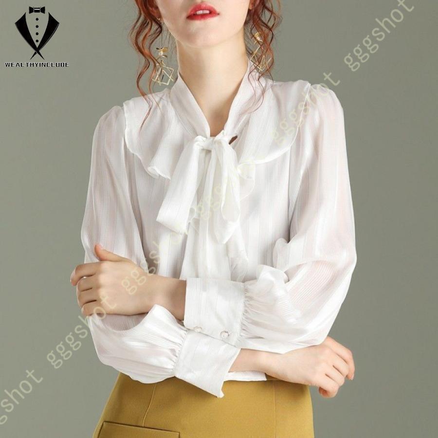 【デザイン】佇むだけで魅力が。シンプルの中に落ち着く感じがあって、Vネックにリボンを加えて大人可愛くて女性らしいエレガントが大限に演出してくれるレディースシャツが新登場！柔らかくてなめらかな肌触り、通気性も良くて素敵な着心地になります。立体的な体型カバータイプで着痩せ効果が期待できるブラウスです。厳選配色で良い質感になり、おしゃれのポイントです。しっかりとした厚さがあるシフォン生地で上品なイメージになれます。【ご注意】※ご購入する前にサイズ表をチェックしてください。※常温で洗濯機洗い、低温アイロン、漂白不可、漂白不可、乾燥不可。※素材の特性と測定方法の違いによって、誤差は1-3CMの可能性があります。実際のサイズは実物に準じてください。※実物の商品とパソコン等の画面のカラーでの感じ方では個人差がありますのであらかじめご了承くださいませ。