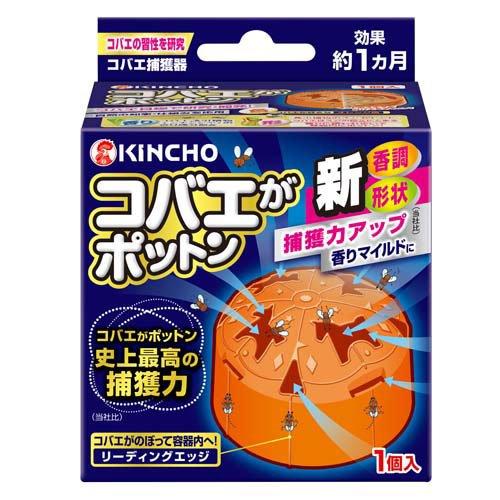 【コバエがポットン 置き型の商品詳細】 ●コバエ捕獲器。コバエを強力誘引、捕らえて駆除！コバエがポットンの捕獲力。 ●香調：まろやかな甘味系の香り。バニラフレグランス・バルサミコ酢、特選醸造エッセンスに加え、コバエ誘引植物「テンナンショウ」の香りを配合。キッチンなどでも使いやすい香りになりました(メーカー従来品比)。 ●かわいいメリーゴーランド型デザイン：コバエが好きなオレンジ色のカバー。 ●形状：食虫植物の形状とコバエが重力に逆らって登る習性をヒントに改良を加えた形状カバー！コバエがのぼって容器内へ！(リーディングエッジ)側面にも施されたリーディングエッジ形状でコバエを容器内へとスムーズに誘導します。 ●コバエの習性：マットのスキマに潜り込ませてコバエをキャッチ！食虫植物のスジがヒント。コバエはスジの段差にとまる→香りに誘われ歩いて穴にポットン！ポットンポットンよくとれる！ ●生活害虫防除剤協議会登録。 ●(効果のあるコバエ※)ショウジョウバエ類：眼が赤いものが多く、野菜や果物などの生ゴミに発生する。ノミバエ類：素早く走り回り、食品や腐敗物に発生する。 ●(有効期間)約1ヵ月(使用環境により異なります) ※浴室・洗面所などで発生するチョウバエ、観葉植物付近などで発生するキノコバエなど、種類によっては誘引されません。 【使用方法】 ★使用方法 1.下容器のフィルムをゆっくりはがしてください。 2.下容器にフタをカチッと音がするまでしっかりはめ込んでください。 ※食べ物の残りや水などは、コバエのエサとなるので、こまめに片付けてください。 ★使用場所 台所・流し台、飲食店の厨房、ゴミ箱まわり、ベランダなど ・殺虫剤を噴霧できない食品まわりでも使えます。 【成分】 ジノテフラン(ネオニコチノイド系) 【注意事項】 ★使用上の注意 ・定められた使用方法をお守りください。 ・用途以外には使用しないでください。 ・容器の内容物を取り出さないでください。 ・本品は食べられません。万一誤って食べた場合は、本剤がジノテフラン(ネオニコチノイド系)を含有する殺虫剤であることを医師に告げて、診療を受けてください。 ・目に入らないように注意してください。万一、誤って入った場合は直ちに水でよく洗い、眼科医の手当てを受けてください。 ・皮膚についた場合は、石けんでよく洗ってください。 ・液がこぼれることがあるので容器を逆さにしないでください。 ・液がこぼれたり、内容物が落下した場合は、シミになる事があるので直ちに拭き取ってください。 ・小児やペットなどが触れない場所に設置してください。 ・食べ物の残りや水などはコバエのエサとなるので、片付けてください。 ・チョウバエ、キノコバエなど種類によっては誘引されません。 [保管上の注意] ・直射日光、高温をさけ、小児の手の届かないところに保管してください。 [廃棄上の注意] ・ご使用後は、自治体の指導に従って捨ててください。 コバエがポットン 置き型 コバエがポットン 置き型に関する詳細なお問合せは下記までお願いします 大日本除虫菊 550-0001 大阪府大阪市西区土佐堀1-4-11 06-6441-1105|【お買い上げ前にお読みください】※パッケージデザイン等が予告なく変更される場合もあります。※商品廃番・メーカー欠品など諸事情によりお届けできない場合がございます。※お取り寄せ商品についてお取り寄せ商品の記載がある場合在庫がある場合は即時発送いたしますが、お取り寄せの場合は5〜10日以上お時間がかかる場合がございます。納期につきましてはお気軽にお問合せください。またお取り寄せ商品のご注文後のキャンセルは出来ません。※商品は店頭販売商品もございますので、照明によりパッケージが色あせしている場合がございます。※宅急便以外の発送方法について、お客様への送料の負担軽減のため、厚みの関係により、パッケージ裏の空洞部分を潰して発送する場合がございます。ギフト用などの場合は発送を宅急便をご指定ください。※こちらの商品は沖縄県より発送いたします。発送元住所：〒903-0801 沖縄県那覇市首里末吉町4-1-2◆上記注意事項をあらかじめご了承いただき、ご購入ください。◆ご不明な点はお気軽にお問合せください。広告文責：(有)みなと薬品　TEL:098-988-9800