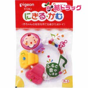 |商品区分:日用雑貨【にぎる・かむ R-3の商品詳細】●赤ちゃんは何でも触れたものを口に入れたがります。ピジョン「にぎる・かむ」は、赤ちゃんがにぎりやすい持ち手のついた歯がためトイです。●しっかりにぎれて手・指のトレーニングに適しています。●歯がため部は、安全で弾力のある素材を使用●さまざまな凸凹もついていますので、バラエティーにとんだかみごごちがえられます。【消毒方法】煮沸・・・X／レンジ・・・X／薬液・・・○【にぎる・かむ R-3の原材料】ハンドル・・・スチロール樹脂(耐熱温度：70度)中軸・・・ポリプロピレン(耐熱温度：120度)ソフト部・・・水添型スチレンブタジエン共重合樹脂(耐熱温度：120度)カラーボール・・・スチロール樹脂(耐熱温度：70度)【注意事項】・保護者の監督のもとでご使用ください。・安全のため、破損、変形したものは使用しないでください。・煮沸・電子レンジ消毒はできません。ご使用後はすぐに水につけ、洗浄してから薬液消毒を行ってください。薬液消毒には、「ピジョンミルクポン」など、専用の消毒液をご使用ください。【発売元、製造元、輸入元又は販売元】ピジョン103-8480 東京都中央区日本橋久松町4番4号03-5645-1188[おしゃぶり]※商品廃番・メーカー欠品など諸事情によりお届けできない場合がございます。原産国：日本|【お買い上げ前にお読みください】※パッケージデザイン等が予告なく変更される場合もあります。※商品廃番・メーカー欠品など諸事情によりお届けできない場合がございます。※お取り寄せ商品についてお取り寄せ商品の記載がある場合在庫がある場合は即時発送いたしますが、お取り寄せの場合は5〜10日以上お時間がかかる場合がございます。納期につきましてはお気軽にお問合せください。またお取り寄せ商品のご注文後のキャンセルは出来ません。※商品は店頭販売商品もございますので、照明によりパッケージが色あせしている場合がございます。※宅急便以外の発送方法について、お客様への送料の負担軽減のため、厚みの関係により、パッケージ裏の空洞部分を潰して発送する場合がございます。ギフト用などの場合は発送を宅急便をご指定ください。※こちらの商品は沖縄県より発送いたします。発送元住所：〒903-0801 沖縄県那覇市首里末吉町4-1-2◆上記注意事項をあらかじめご了承いただき、ご購入ください。◆ご不明な点はお気軽にお問合せください。広告文責：(有)みなと薬品　TEL:098-988-9800にぎる・かむ R-3(1コ入)