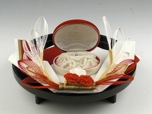 指輪・記念品用飾り台(わたゆきセット用)【黒塗盆足付】 指輪・記念品用飾り台(わたゆきセット用)【黒塗盆足付】
