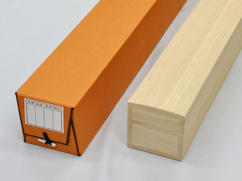 掛け軸を収納するための高級桐箱です。 桐箱は外気をよく遮断し、箱の中の温度や湿度を一定に保つため、保存性が非常に良いと言われています。