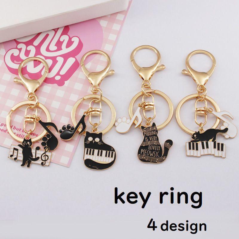 ピアノのデザインのキーホルダーです。4種類から選べるのでお気に入りの1品が見つかりそう?【サイズについて】画像をご参照ください。【素材について】亜鉛合金【カラーについて】生産ロットにより柄の出方や色の濃淡が異なる場合がございます。お使いのモニターや撮影時の光の加減などにより画像と実際の商品のカラーが異なる場合もございます。予告なしにカラーやデザインなどの変更がある場合もございます。