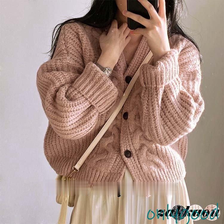 韓国デザインのゆったりオーバーサイズの大人可愛いケーブルニットカーディガン。オーバーサイズとドロップショルダー デザイン、ヘムを少しタイトにして丸みを帯びたコクーン風のシルエットがゆる可愛い雰囲気。Vネックのあわせに沿ったケーブル編みが存在感をアピール。ちょっとウッド風の質感のブラウンのボタンがナチュラル系の雰囲気をプラス。レトロきれいめカーディガンアウターです。【サイズ】FREE(胸囲108cm/肩幅54cm/袖丈48cm)【素材】綿混紡（コットン、ポリエステル）【カラー】ピンク、グレー、オフホワイト
