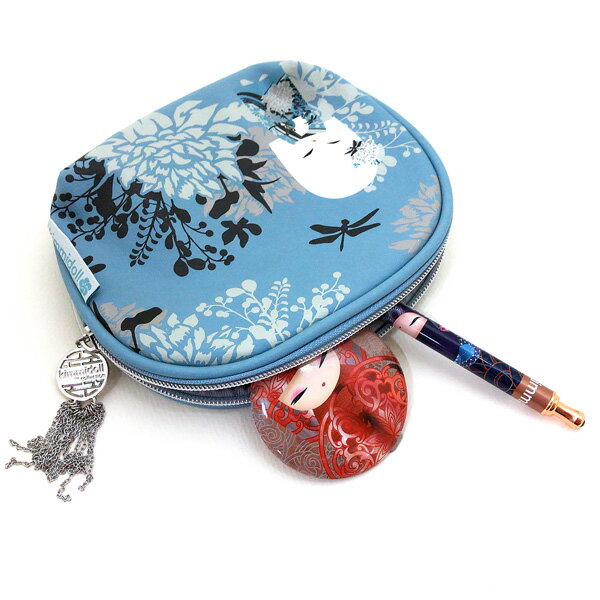 kimmidoll（キミドール） コスメポーチ じゃらじゃらストラップ付き ラウンド型化粧品入れ 小物入れ レザレットPU レディース ライトブルー 水色 こけし 花柄 ギフト 贈り物 オーストラリアの輸入雑貨 ファッション小物 (KF0820)