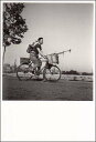 ポストカード モノクロ写真「自転車で走る庭師の男性」105×150mm メッセージカード 郵便はがき ビンテージ ヴィンテージ 年代物