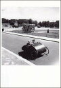 ポストカード モノクロ写真「ペダルカーに乗った男性と女性」105×150mm メッセージカード 郵便はがき ビンテージ ヴィンテージ 年代物