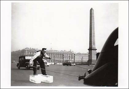 ポストカード モノクロ写真「コンコルド広場の男性」105×150mm メッセージカード 郵便はがき ビンテージ ヴィンテージ 年代物